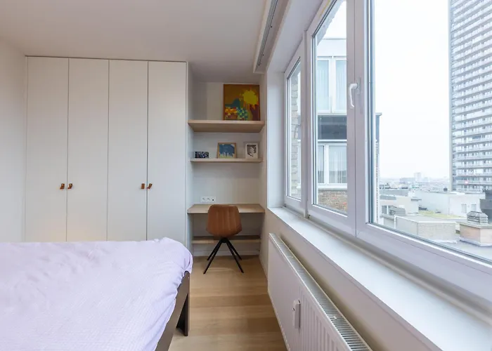 Lecomte - The Shoreline Coastal Walks 190 *