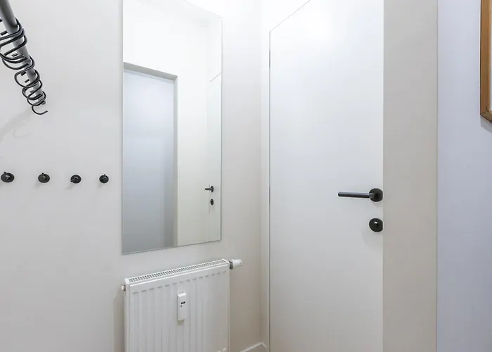 Lecomte - The Shoreline Coastal Walks 190 *