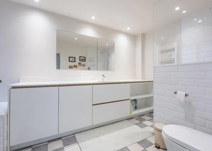 Lecomte - The Shoreline Coastal Walks 190 *