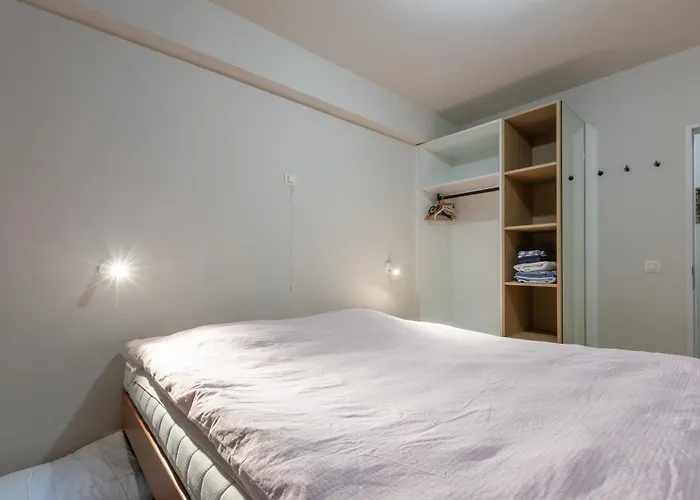 Lecomte - The Shoreline Coastal Walks 190 *