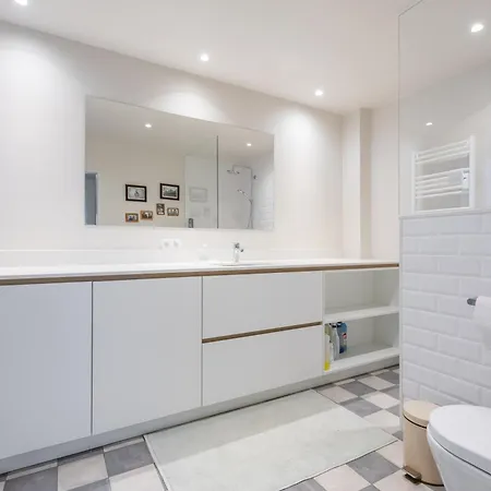 Ermitage Coastal Walks 190 *