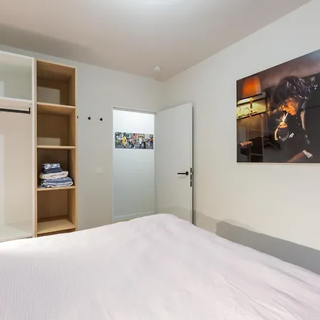 Ermitage Coastal Walks 190 *